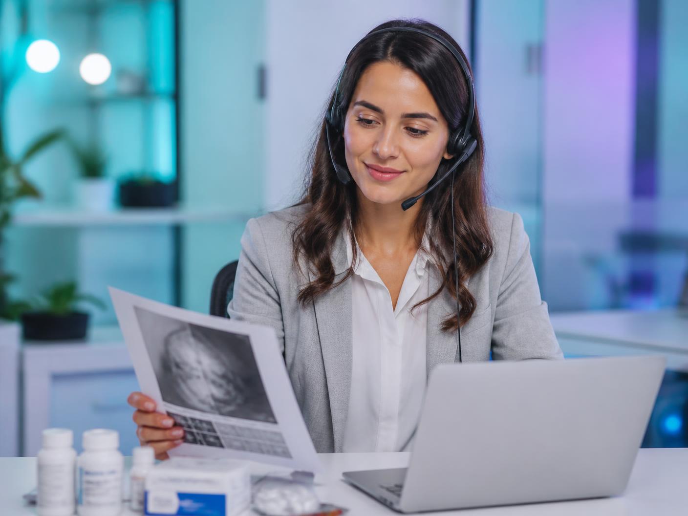 Equipe especializada analisando documentação de importação em ambiente corporativo